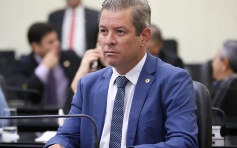 Falta de definição de JHC atrasa palanque de Flávio Bolsonaro em AL