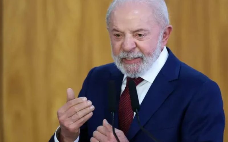 Lula lidera e mantém vantagem sobre Flávio Bolsonaro em quase todas as simulações, aponta pesquisa